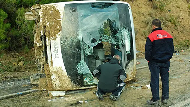 Antalya'da tur otobüsü devrildi: 1 ölü, 19 yaralı