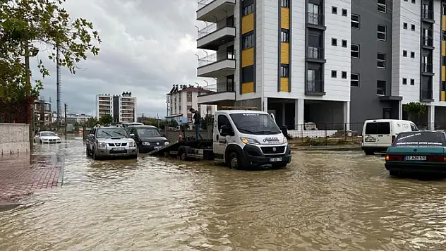 Antalya'da yağış hayatı olumsuz etkiledi: Araçlar yolda kaldı, evleri su bastı
