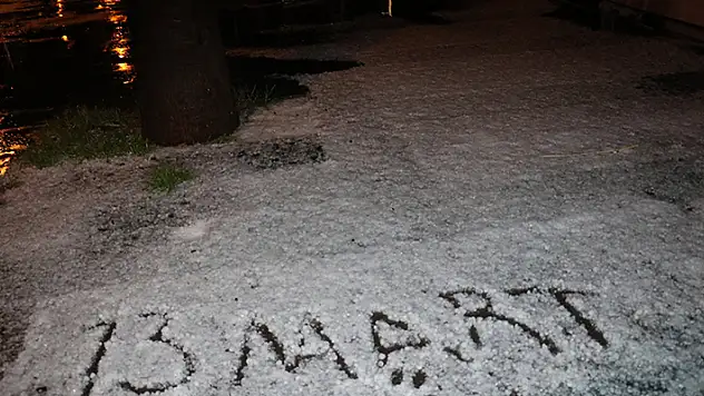 Antalya'da yağmurla karışık dolu yağışı etkili oldu
