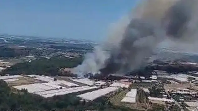 Antalya'da yerleşim yerlerine yakın alanda yangın

