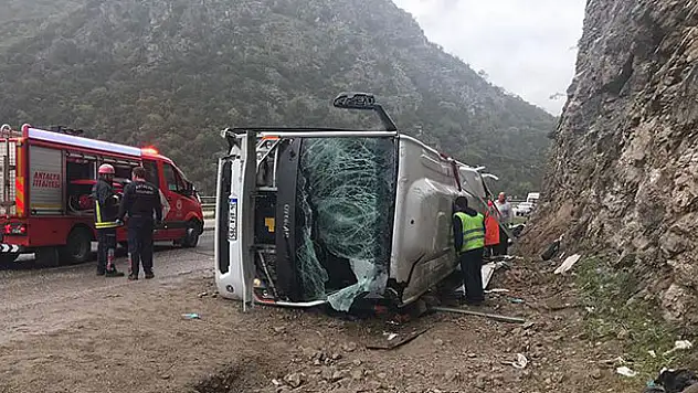 Antalya'da yolcu midibüsü devrildi: 3 ölü, 17 yaralı