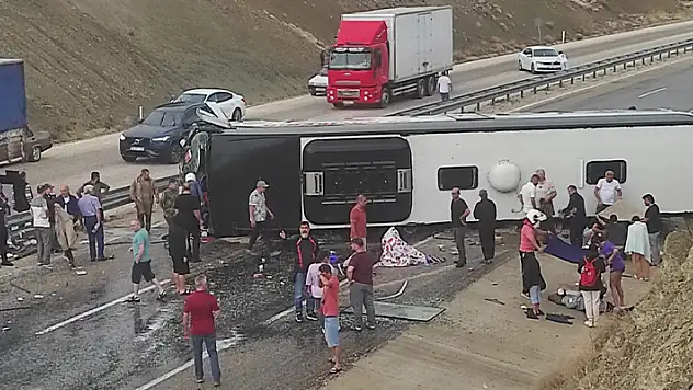 Antalya'da yolcu otobüsü devrildi: 10 yaralı
