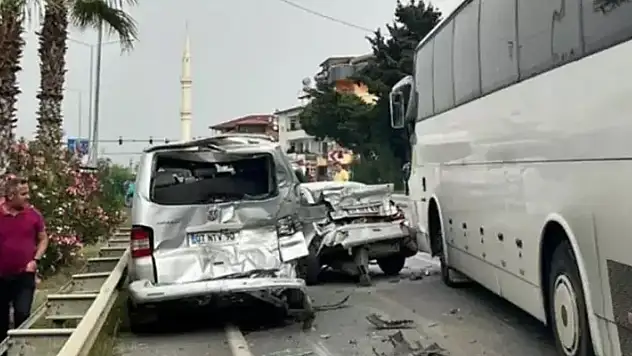 Antalya'da zincirleme kaza! Yaralılar var

