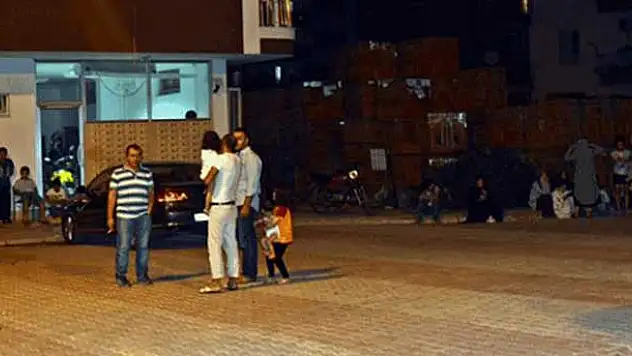 Antalya'daki deprem halkı sokağa döktü