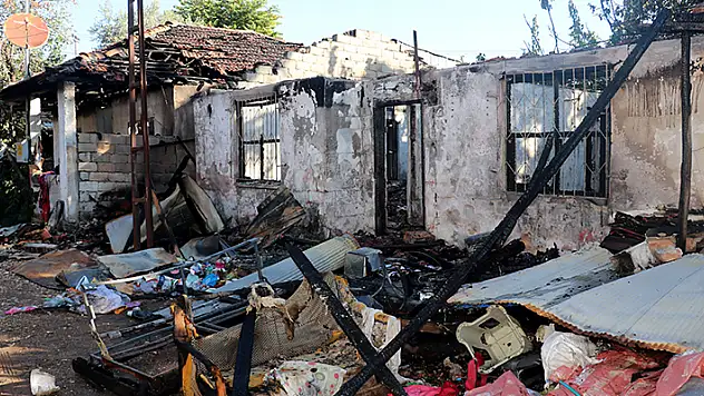 Antalya'daki yangında 2 gecekondu küle döndü
