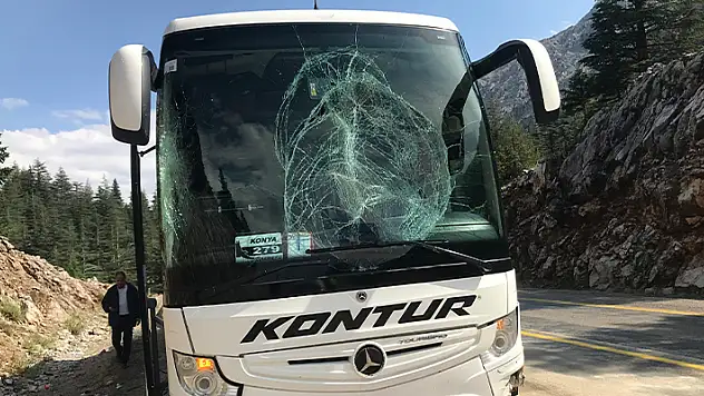 Antalya'dan Konya'ya gelen yolcu otobüsünün bariyerlere çarptığı kaza ucuz atlatıldı

