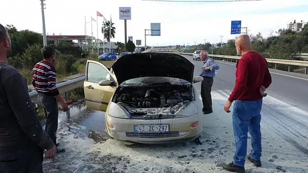 Antalya'dan Konya'ya gitmekte olan otomobil seyir halinde alev aldı