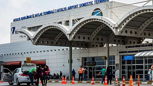 Antalya Havalimanı'nda 42 personel gıda zehirlenmesi şüphesiyle hastaneye kaldırıldı!
