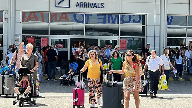 Antalya Havalimanı'nda Günlük Ziyaretçi Rekoru Kırıldı