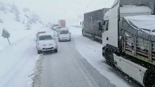 Antalya-Konya kara yolu kar nedeniyle tırlara kapatıldı

