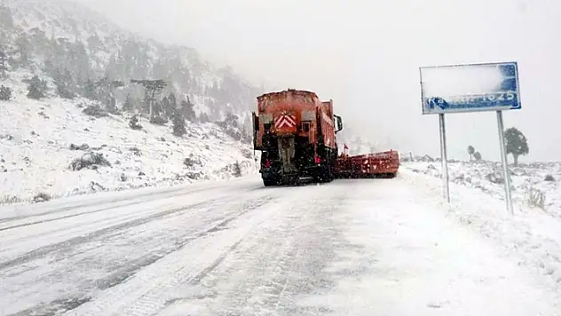 Antalya-Konya kara yolu kar sebebiyle bekletilen tırların geçişine açıldı
