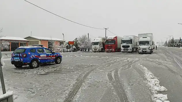 Antalya-Konya kara yolu kar yağışı etkili oluyor! Yol tırların geçişine kapatıldı
