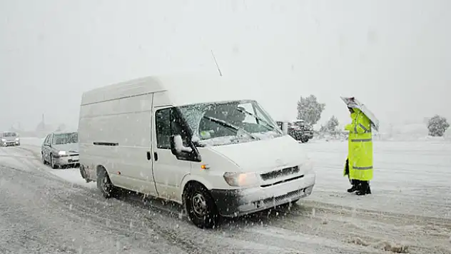 Antalya-Konya kara yolunda kar kalınlığı 60-70 santime ulaştı