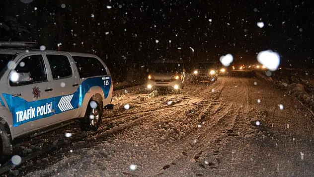 Antalya-Konya kara yolunda kar kalınlığı 1,5 metreye ulaştı