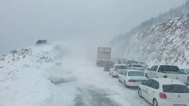 Antalya - Konya kara yolunda kar kalınlığı 40 santimetreye ulaştı