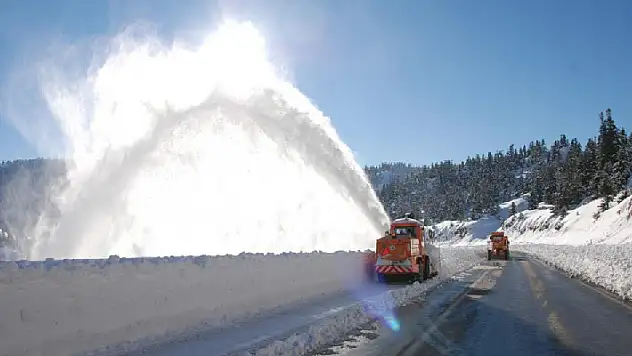Antalya-Konya kara yolunda kar kalınlığı 2 metreye yaklaştı