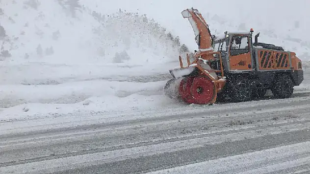 Antalya-Konya kara yolunda kar kalınlığı 60 santime ulaştı
