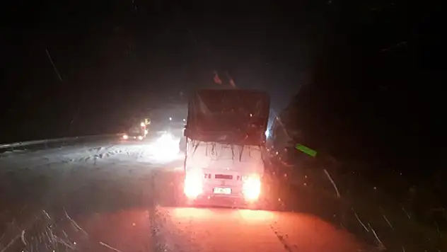 Antalya-Konya kara yolunda kar kalınlığı 30 santime ulaştı