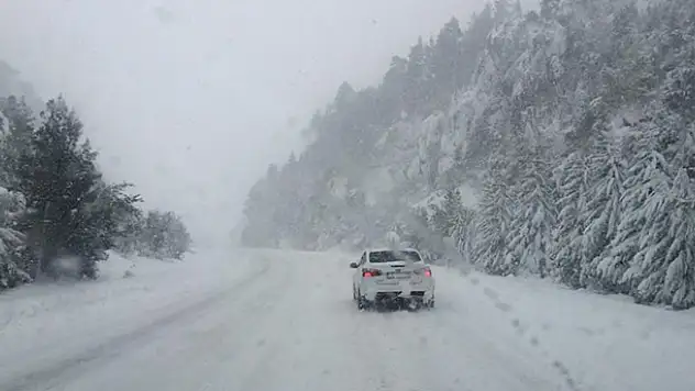 Antalya-Konya kara yolunda kar kalınlığı 20 santime ulaştı
