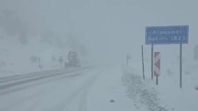 Antalya-Konya kara yolunda kar kalınlığı 20 santimetreye kadar ulaştı
