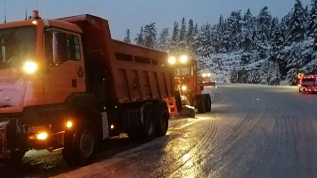 Antalya-Konya kara yolunda kar kalınlığı 30 santimetreye ulaştı
