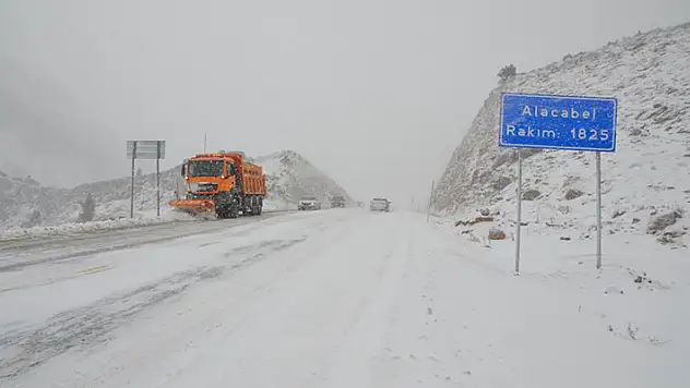 Antalya-Konya kara yolunda kar yağışı başladı! Kar kalınlığı 10 santime ulaştı
