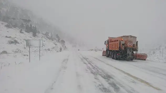 Antalya-Konya kara yolunda kar yağışı etkili oluyor
