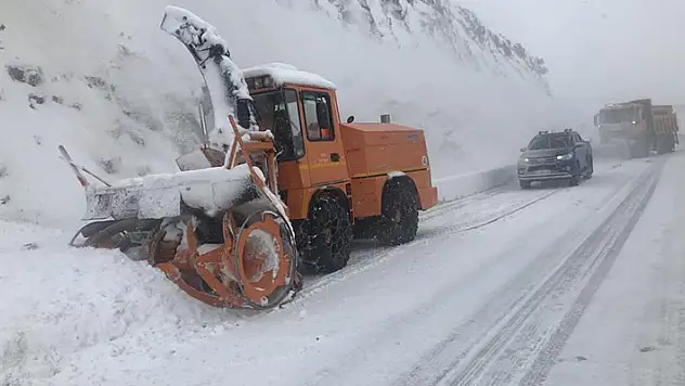 Antalya-Konya kara yolunda kar yağışı etkili oluyor! Kar kalınlığı bir metreye ulaştı