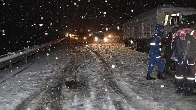 Antalya-Konya kara yolunda kar yağışı sebebiyle tırların geçişine izin verilmiyor
