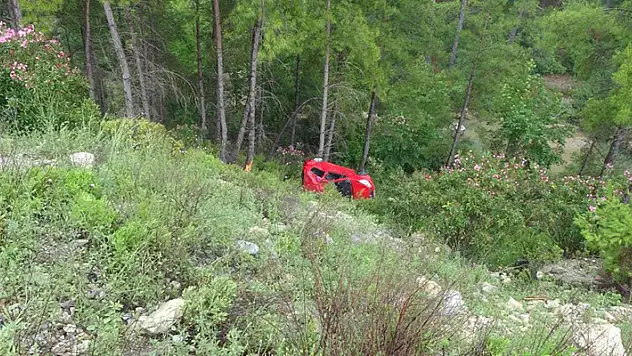 Antalya-Konya kara yolunda otomobil, 30 metrelik uçuruma yuvarlandı