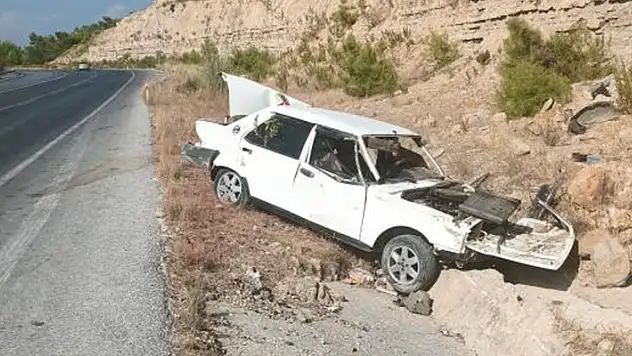 Antalya-Konya kara yolunda  otomobil takla atıp şarampole yuvarlandı: 1 yaralı