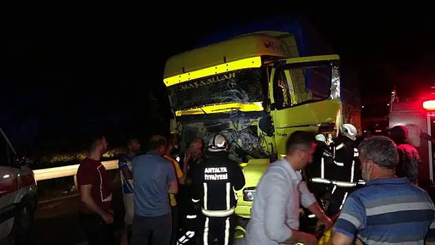 Antalya-Konya kara yolunda tıra arkadan çarpan kamyon sürücüsü araç içinde sıkıştı