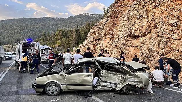 Antalya-Konya kara yolunda üç otomobilin karıştığı kazada 4 kişi yaralandı