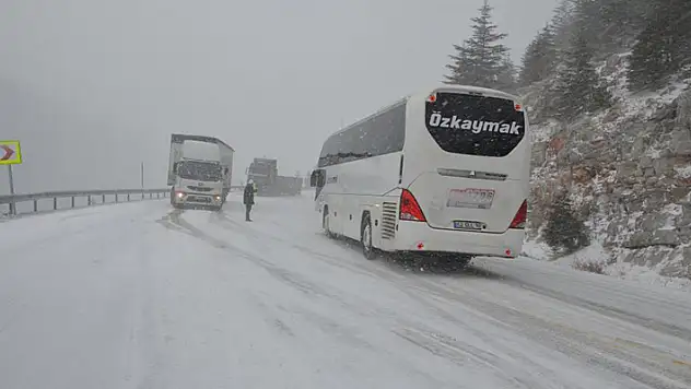 Antalya-Konya kara yolunda ulaşım güçlükle sağlanıyor
