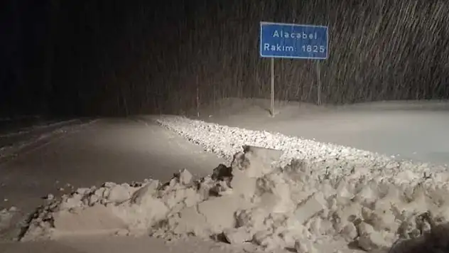 Antalya - Konya kara yolunda ulaşıma 'kar' engeli:  Ağır tonajlı araçların geçişine izin verilmiyor
