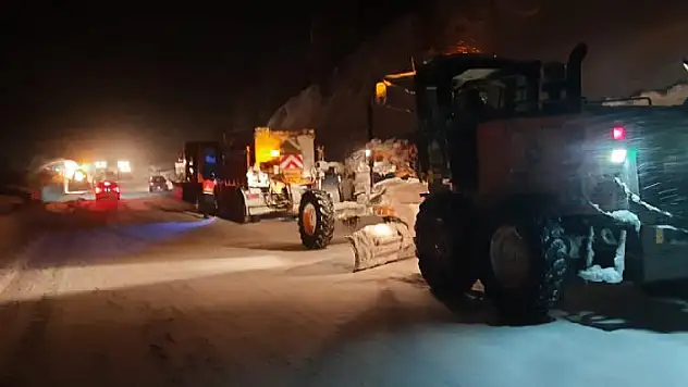 Antalya-Konya karayoluna çığ düştü, 3 metrelik kar kütleleri yolu kapladı
