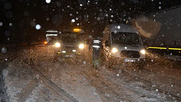 Antalya–Konya karayolunda gece kar sürprizi
