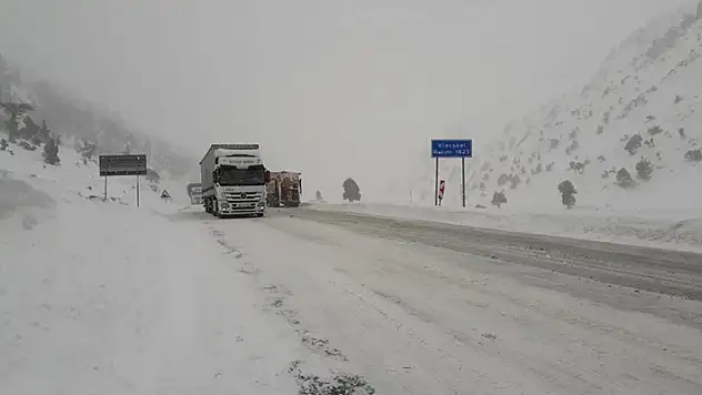 Antalya-Konya karayolunda kar kalınlığı 30 santime ulaştı
