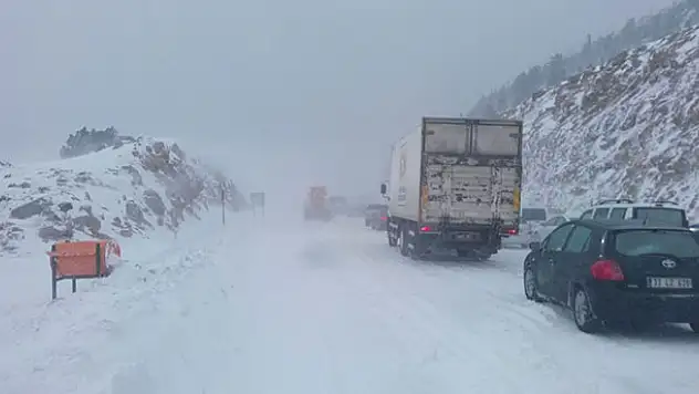 Antalya-Konya Karayolunda Kar Kalınlığı 25 Santimetreye Ulaştı