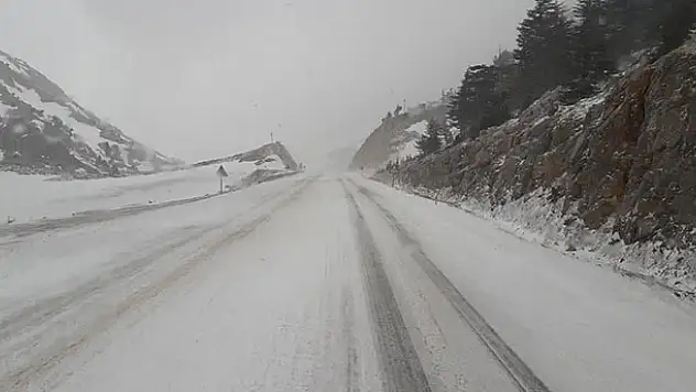 Antalya-Konya karayolunda kar yağışı trafiği aksattı