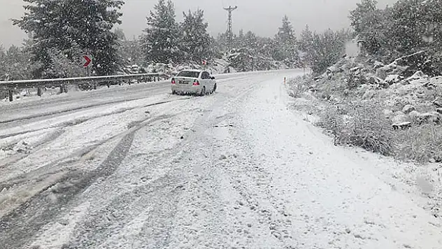 Antalya-Konya karayolunda yoğun kar yağışı