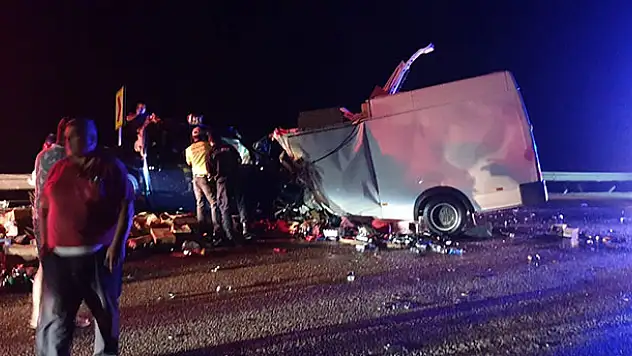 Antalya-Konya yolunda feci kaza: 2 ölü, 4 yaralı