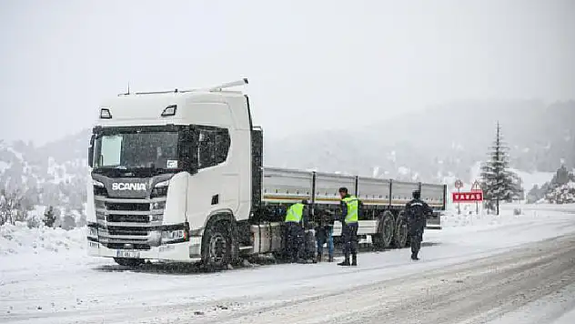 Antalya-Konya yolunda kar nedeniyle mahsur kalanlara jandarma yardım etti

