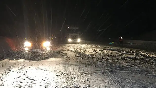 Antalya-Konya yolunda ulaşıma kar ve tipi engeli