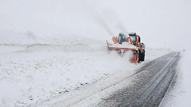 Antalya- Konya yolunda yoğun mesai! Ekipler yol açma çalışmalarını aralıksız sürdürüyor