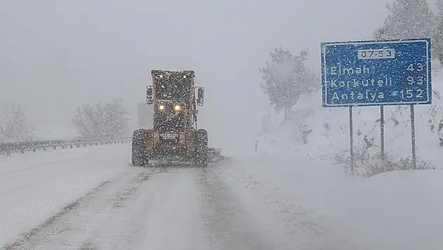 Antalya'nın Kaş ilçesinin yüksek kesimlerinde kar yağışı etkili oluyor
