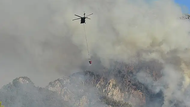 Antalya'nın Kemer ilçesindeki orman yangına havadan ve karadan müdahale sürüyor
