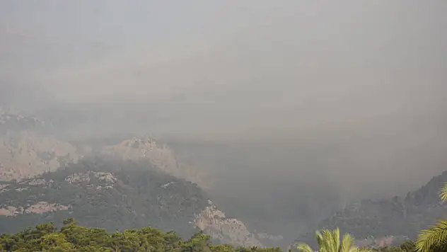 Antalya'nın Kemer ilçesindeki orman yangınına havadan ve karadan müdahale sürüyor

