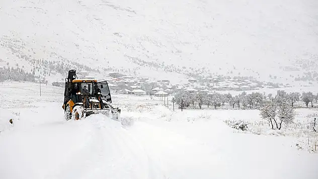 Antalya'nın yüksek kesimlerinde bazı mahalle yolları kardan ulaşıma kapandı
