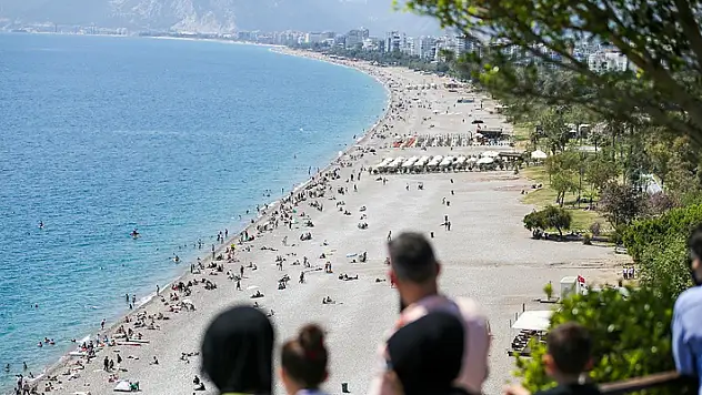 Antalya sahillerinde bayram tatili yoğunluğu
